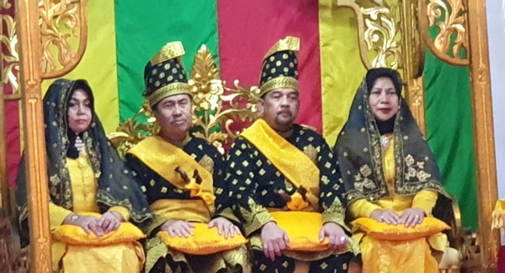 LAM Riau Tabalkan Gelar Adat kepada Gubernur dan Wakil Gubernur Riau 